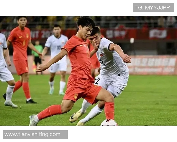 男足球明星展现力量与魅力的肌肉照片合集，尽显运动员的完美身材与拼搏精神